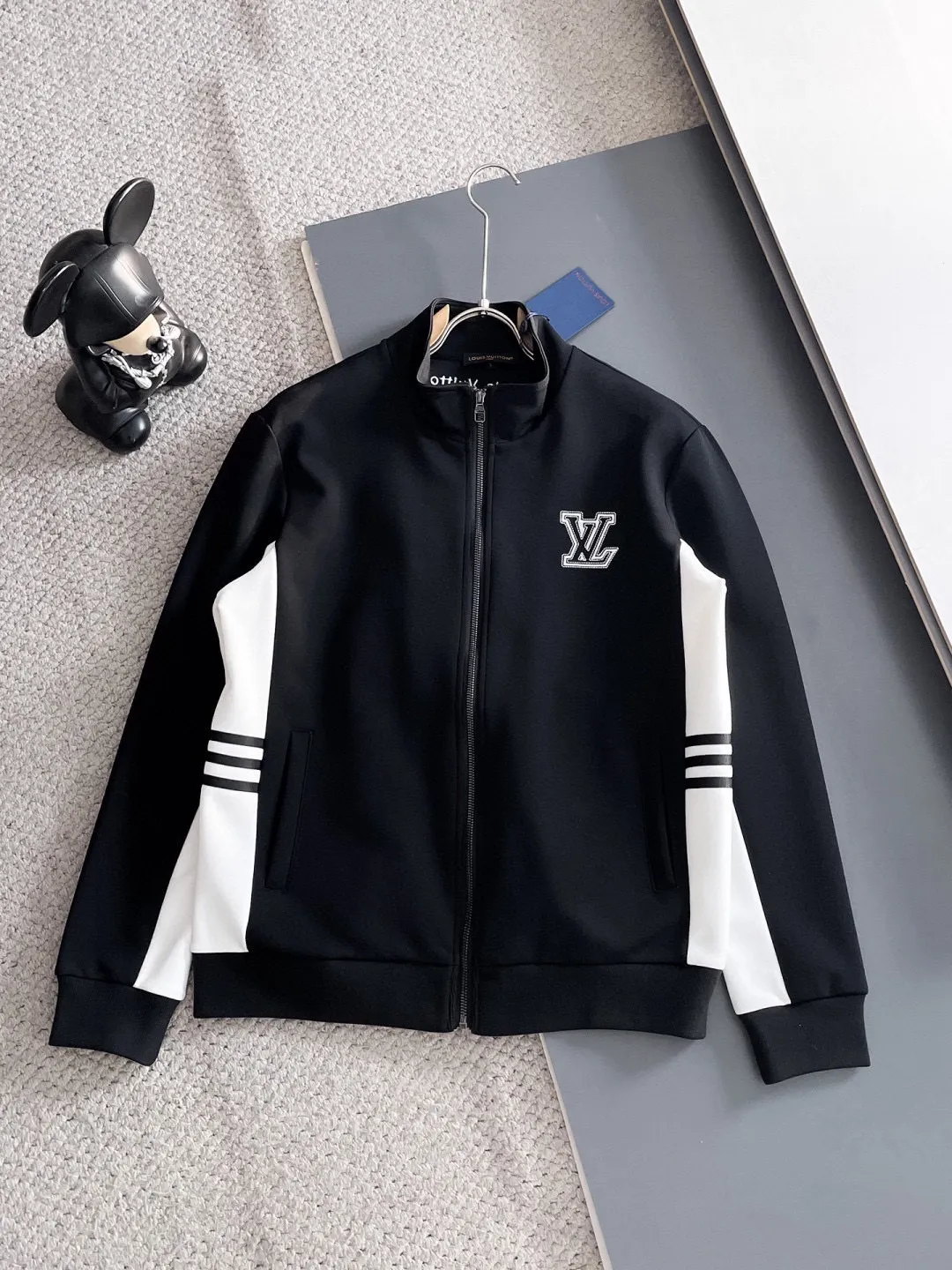 🅿️720 LV hot-selling suit is coming. Focus on the original version of the official website. 2025 new hot-selling cardigan suit. The original order is the best. 🇭🇰The meticulous work of top designers. It has a fitting and perfect upper body effect. All-natural high-quality Tencel Roman cotton 100%, close-fitting comfort, noble and elegant! Original hardware embodies elegance and nobility! Counter size: M-3XL (maximum wear up to 190 pounds)
